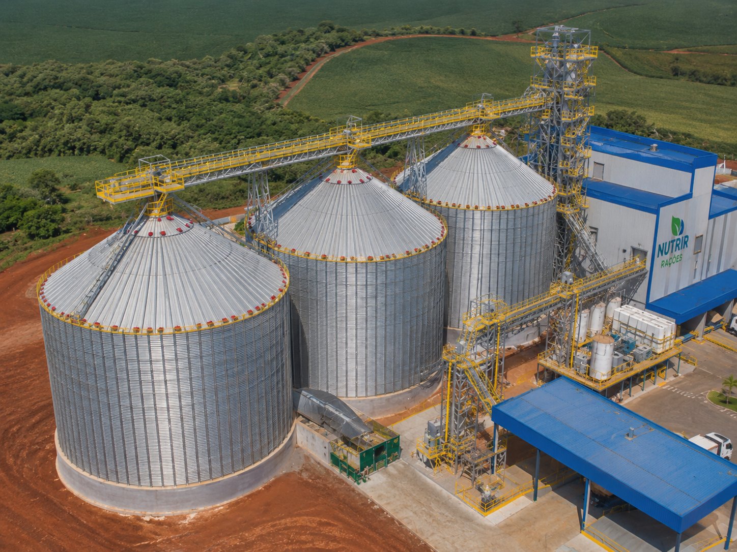 Silos e estrutura de fábrica de ração em vista aérea